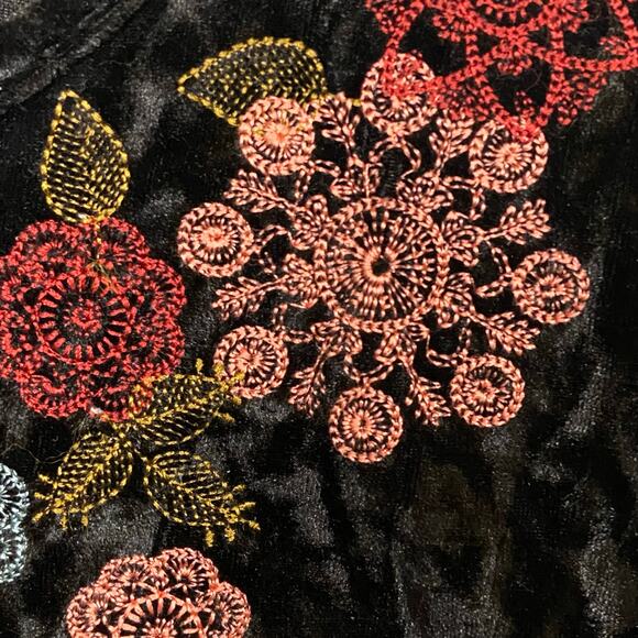 Fairycore Whimsigoth Witchy Black Floral Embroidered Velvet Top Size Medium - Picture 5 of 9